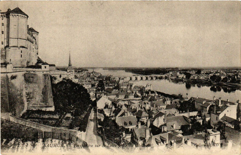 Carte postale ancienne Saumur - Perspective sur la Loire prise du Chateau à Saumur
