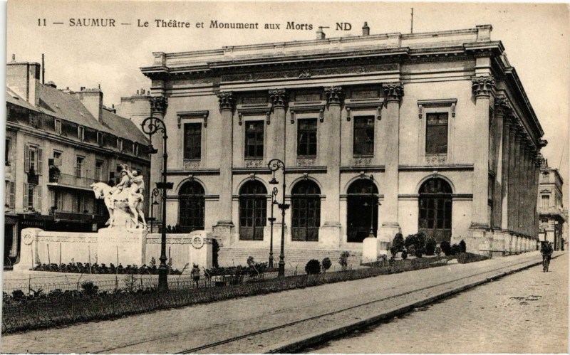Carte postale ancienne Saumur - Le Théatre et Monument aux Morts à Saumur
