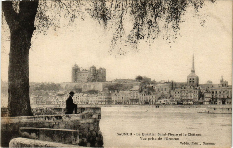 Carte postale ancienne Saumur - Le Quartier Saint-Pierre et le Chateau Vue prise de l'Orme à Saumur
