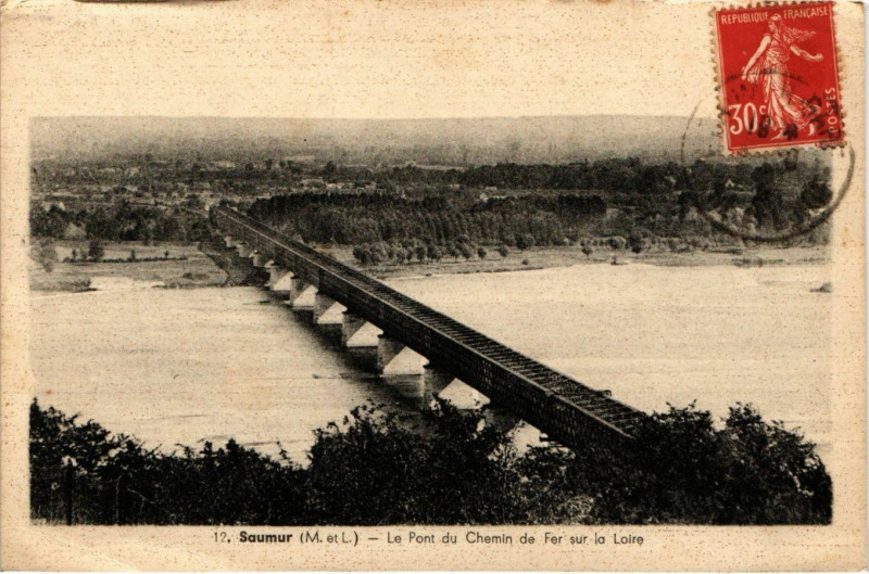 Carte postale ancienne Saumur - Le Pont du Chemin de Fer sur la Loire à Saumur