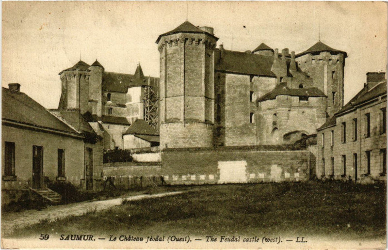 Carte postale ancienne Saumur - Le Chateau feodal à Saumur