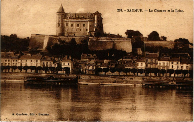 Carte postale ancienne Saumur - Le Chateau et la Loire à Saumur