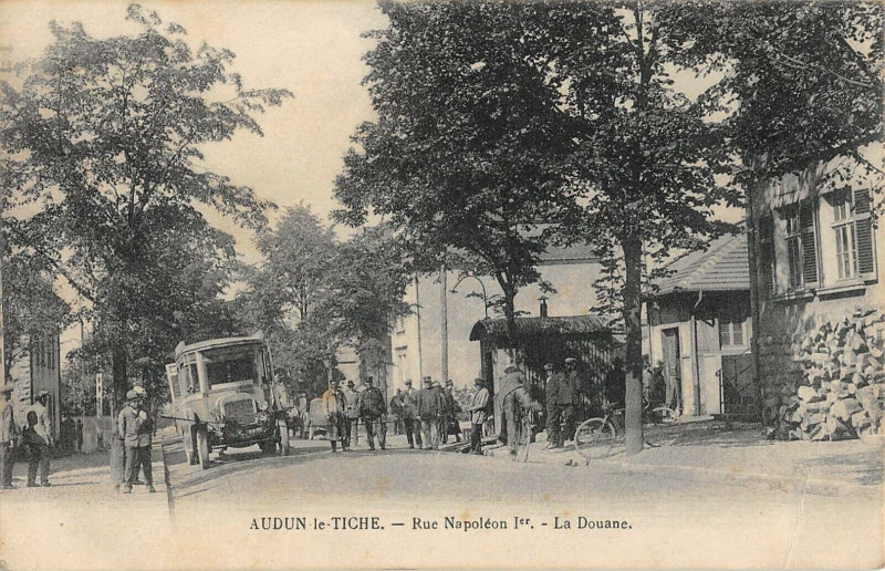 Carte postale ancienne Audun Le Tiche Rue Napoleon 1ER La Douane à Audun-le-Tiche