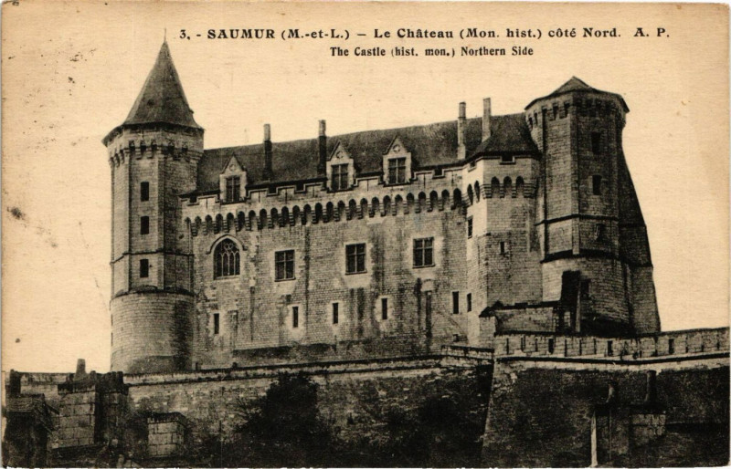 Carte postale ancienne Saumur - Le Chateau cote Nord à Saumur