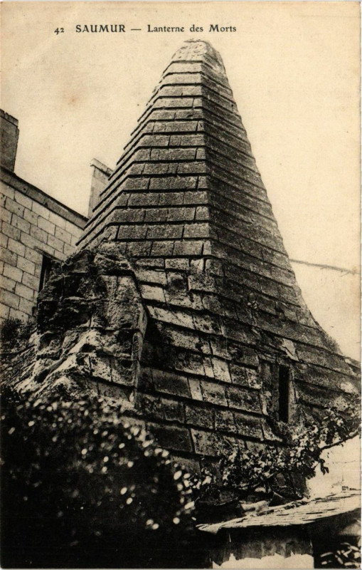 Carte postale ancienne Saumur - Lanterne des Morts à Saumur