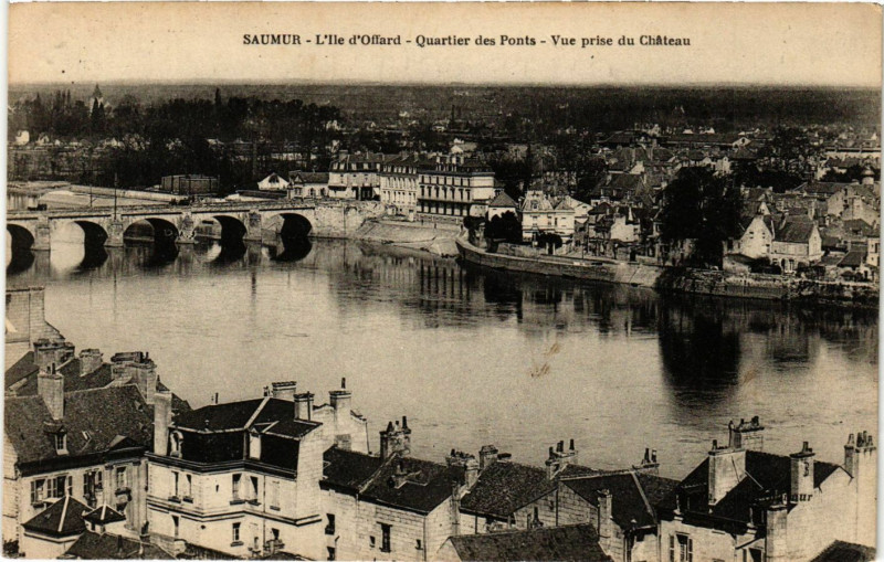 Carte postale ancienne Saumur L'Ile d'Offard Quartier des Ponts Vue prise du Chateau à Saumur