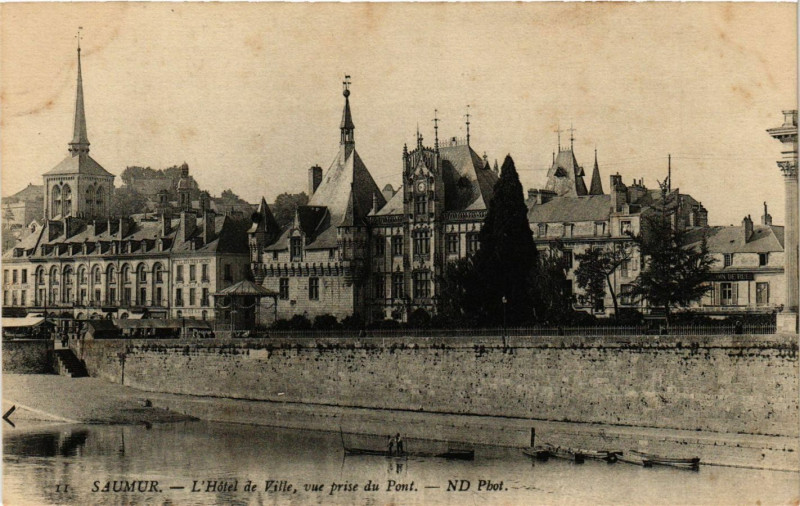 Carte postale ancienne Saumur - L'Hotel de Ville vue prise du Pont à Saumur