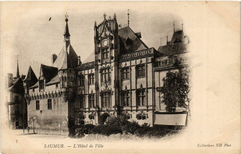 Carte postale ancienne Saumur - L'Hotel de Ville à Saumur