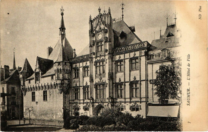 Carte postale ancienne Saumur - L'Hotel de Ville à Saumur