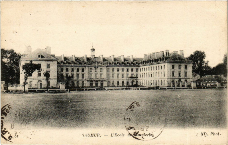 Carte postale ancienne Saumur - L'Ecole de-Cavaleire à Saumur