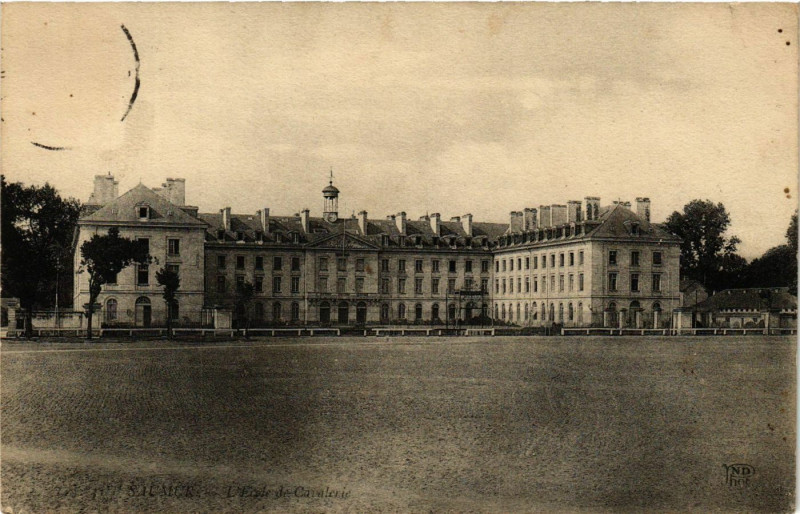 Carte postale ancienne Saumur - L'Ecole de Cavalerie à Saumur