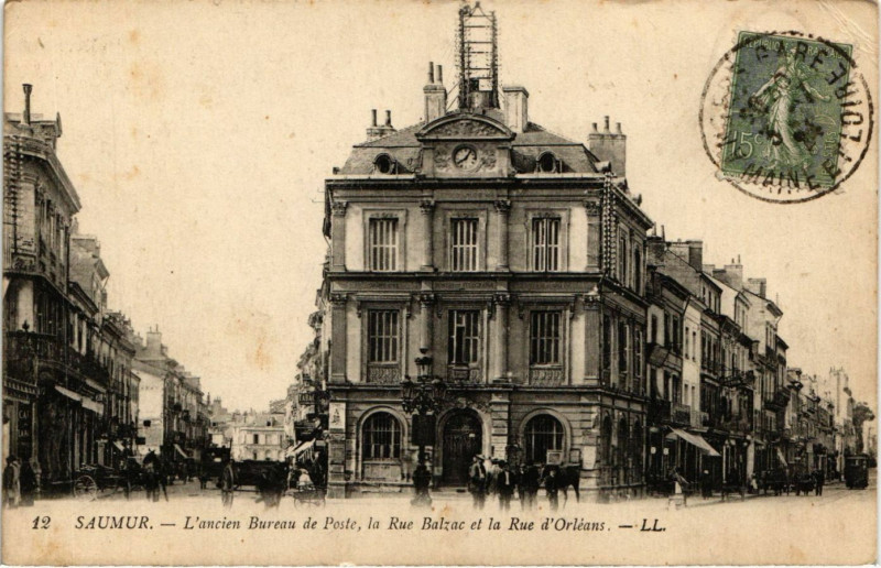 Carte postale ancienne Saumur - L'ancien Bureau de Poste la Rue Balzac et la Rue d'Orlean à Saumur