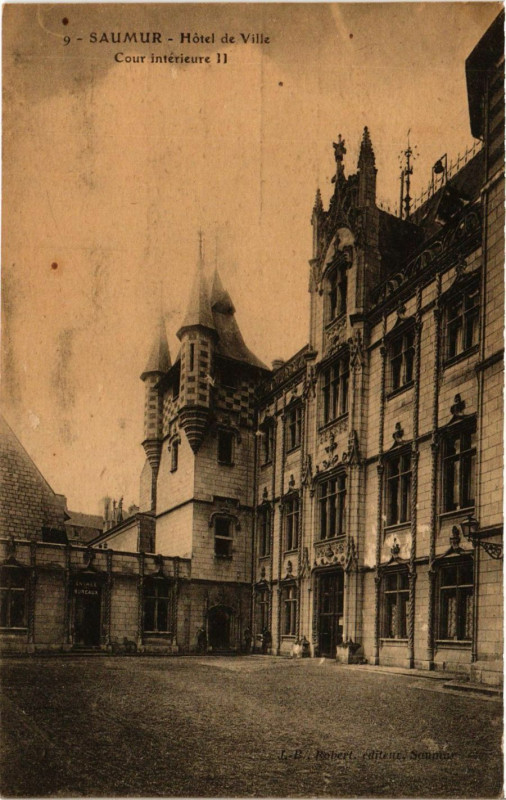 Carte postale ancienne Saumur - Hotel de Ville Cour interieure 11 à Saumur