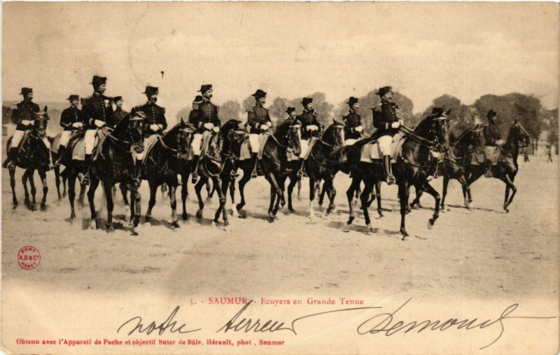 Carte postale ancienne Saumur - Ecuyers en Grande Tenue à Saumur