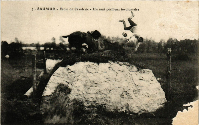 Carte postale ancienne Saumur - Ecole de Cavalerie - Un saut perilleux involontaire à Saumur