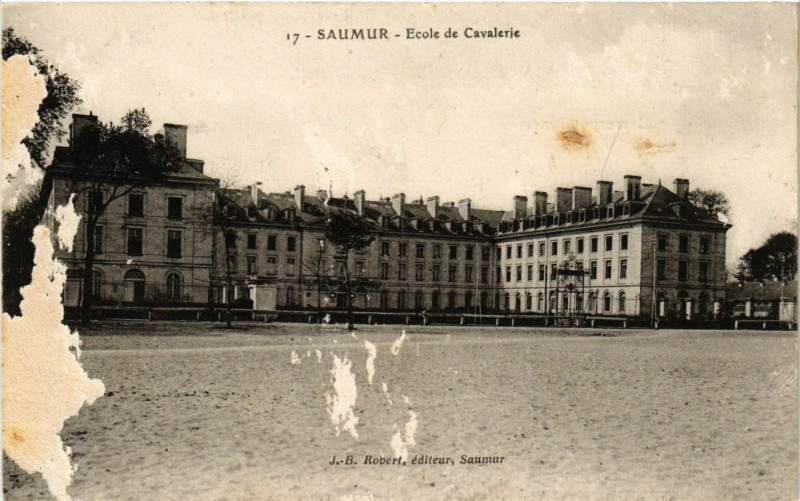 Carte postale ancienne Saumur - Ecole de Cavalerie à Saumur