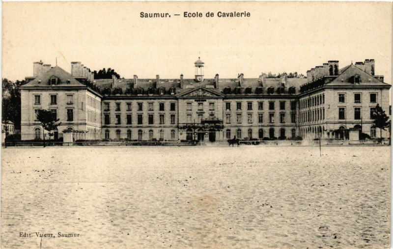Carte postale ancienne Saumur - Ecole de Cavalerie à Saumur