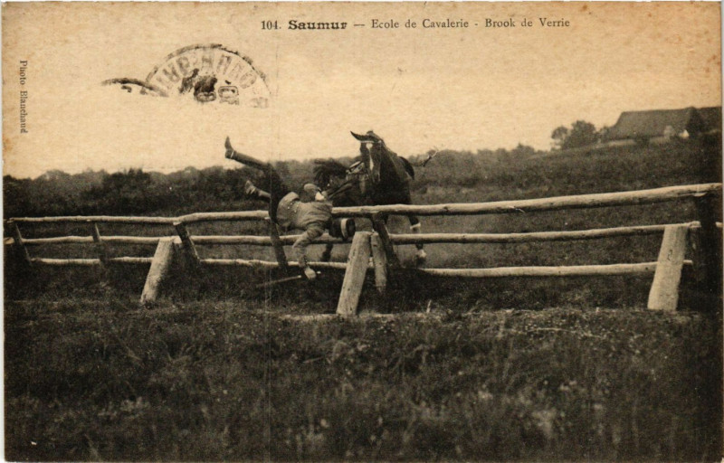 Carte postale ancienne Saumur - Ecole de Cavaleire - Brook de Verrie à Saumur