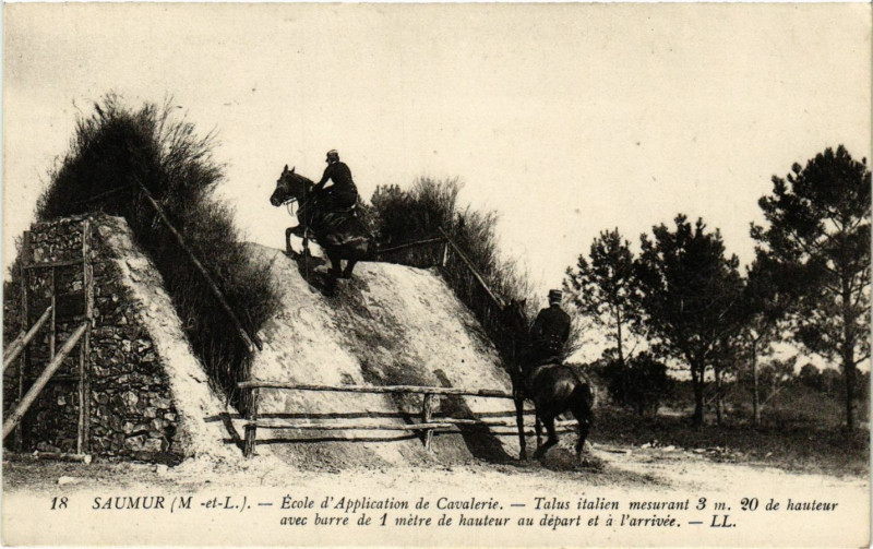 Carte postale ancienne Saumur - Ecole d'Application de Cavalerie - Talus italien mesurant à Saumur