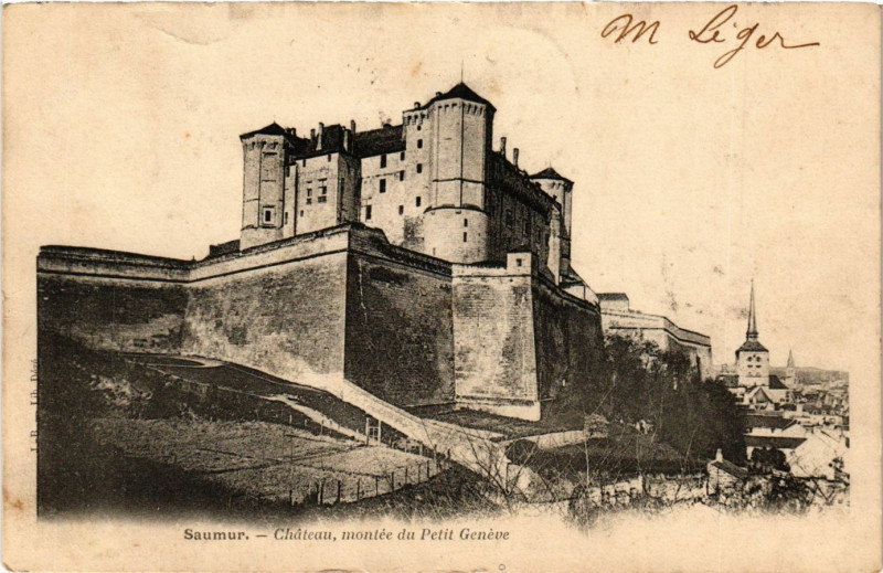 Carte postale ancienne Saumur - Chateau montée du Petit Geneve à Saumur