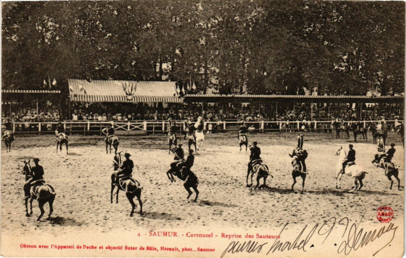 Carte postale ancienne Saumur - Carrousel - Reprise des Sauteurs à Saumur