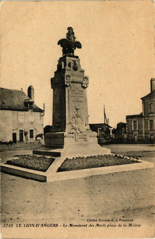 Carte postale ancienne Le Lion-D'Angers - Le Monument des Morls place de la Mairie au Lion-d'Angers