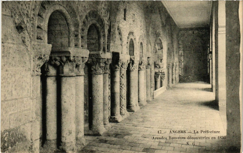Carte postale ancienne Angers - Le Prefecture - Arcades Romanes decouvertes en 1830 à Angers