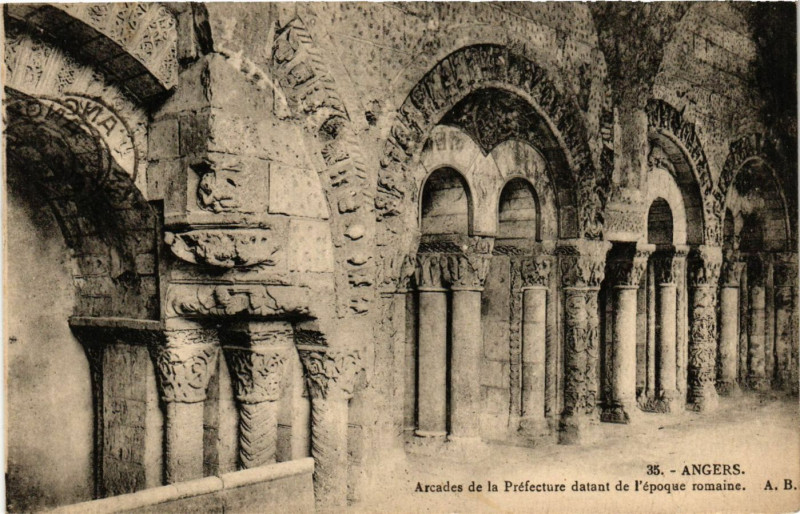 Carte postale ancienne Angers - Arcades de la Prefecture datant de l'Epoque romaine à Angers