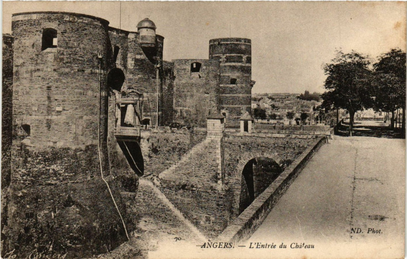 Carte postale ancienne Angers - L'Entrée du Chateau à Angers