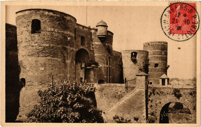 Carte postale ancienne Angers - L'Entrée du Chateau à Angers