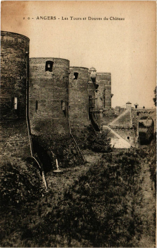 Carte postale ancienne Angers - Les Tours et Douves du Chateau à Angers