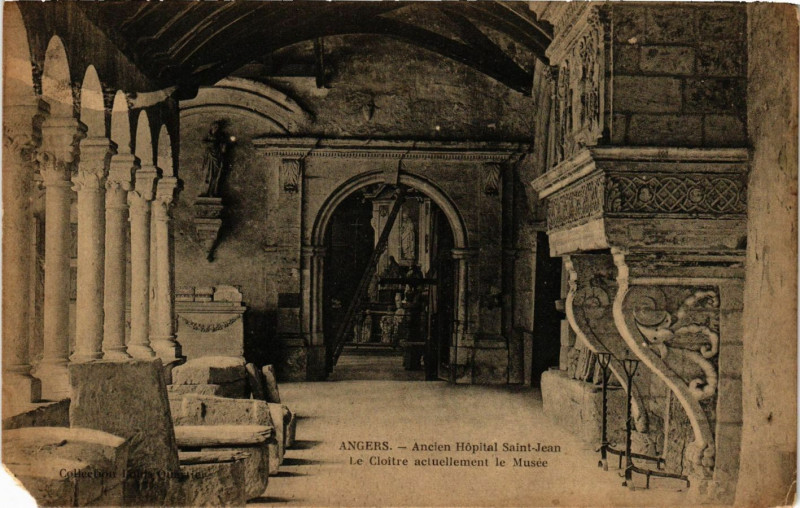 Carte postale ancienne Angers - Ancien Hopital Saint-Jean - Le Cloitre acluelement le Musée à Angers