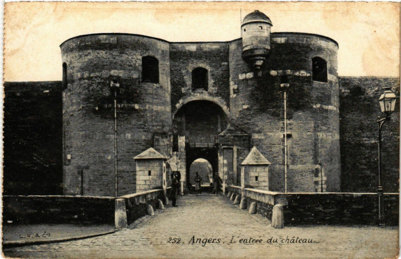 Carte postale ancienne Angers - L'entrée du Chateau à Angers