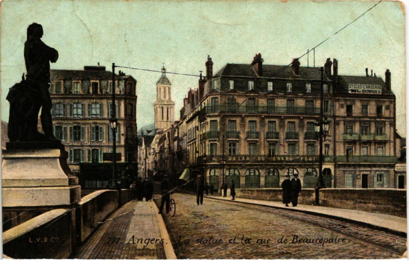 Carte postale ancienne Angers - La Statue et la rue de Beaurepaire à Angers