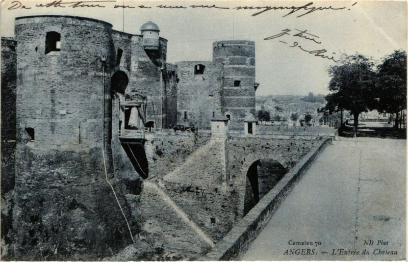 Carte postale ancienne Angers - L'Entrée du Chateau à Angers