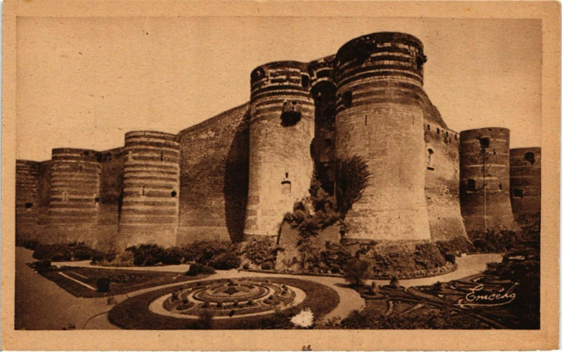 Carte postale ancienne Angers - Le Chateau et ses fosses fleuris à Angers
