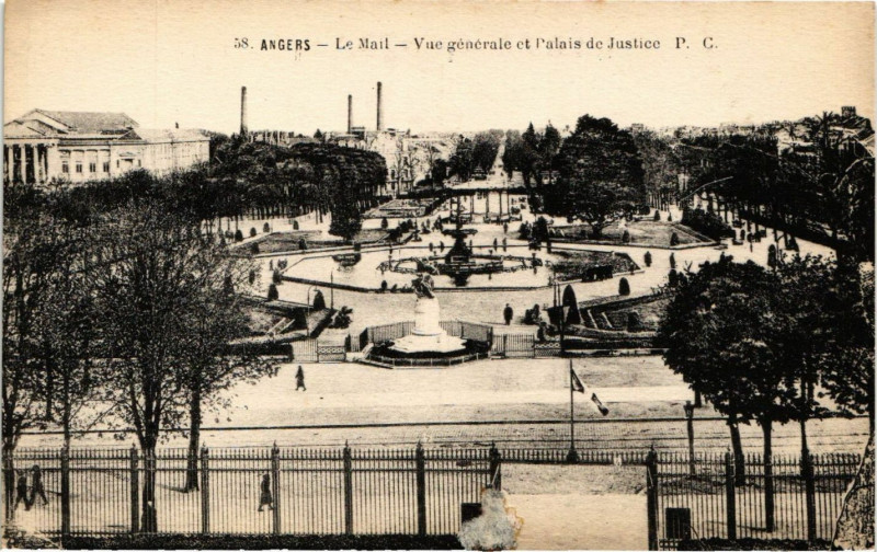 Carte postale ancienne Angers - Le Mail - Vue générale et Palais de Justice à Angers