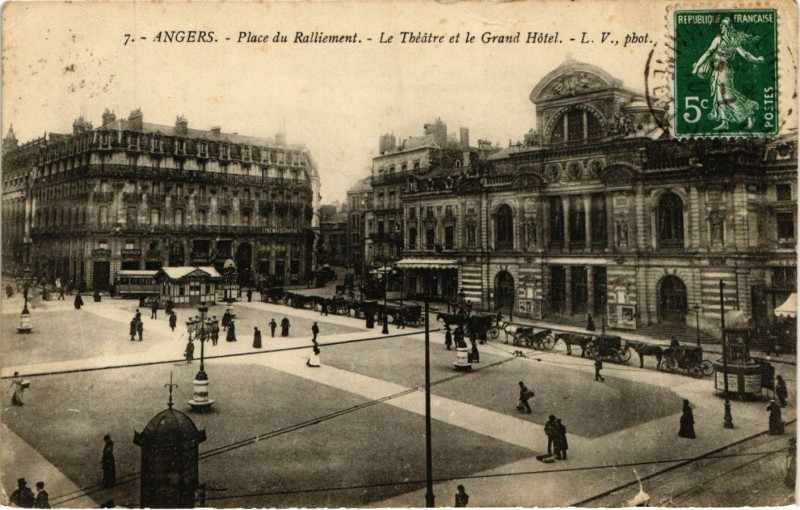 Carte postale ancienne Angers - Place du Ralliement - Le Théatre et le Grand Hotel à Angers