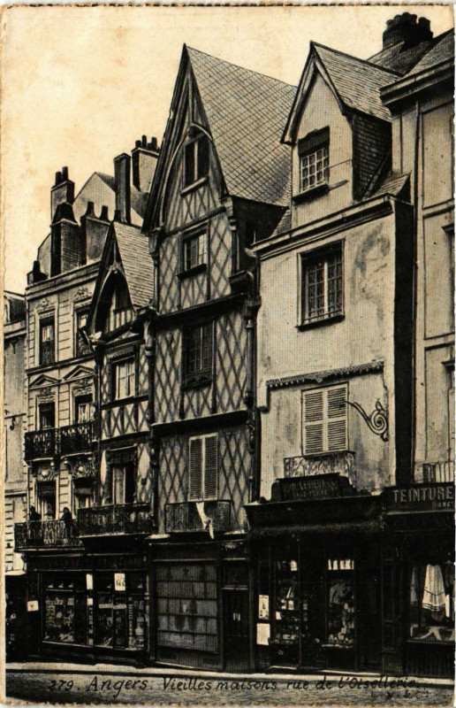 Carte postale ancienne Angers - Vieilles maisons rue de l'Oisellerie à Angers