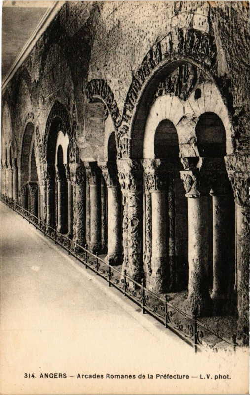 Carte postale ancienne Angers - Arcades Romanes de la Prefecture à Angers