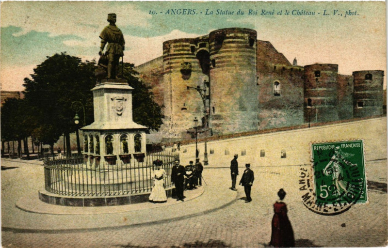 Carte postale ancienne Angers - La Statue du Roi René et le Chateau à Angers