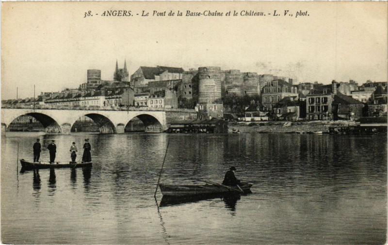 Carte postale ancienne Angers - Le Pont de la Basse-Chaine et le Chateau à Angers