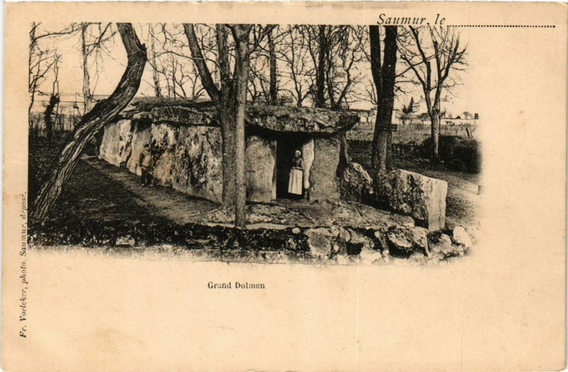 Carte postale ancienne Saumur - Grand Dolmen à Saumur