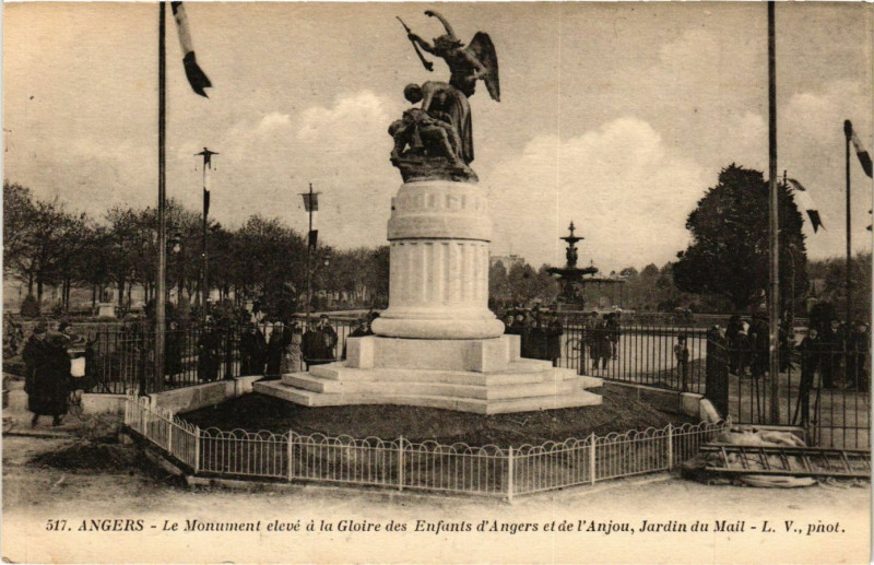 Carte postale ancienne Angers - Le Monument eleve a la Glorie des Enfants d'Angers à Angers