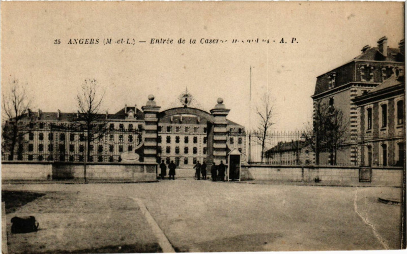 Carte postale ancienne Angers - Entrée de la Caserne à Angers