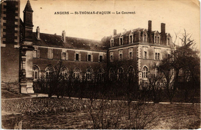 Carte postale ancienne Angers - Saint-Thomas-d'Aquin - Le Couvent à Angers