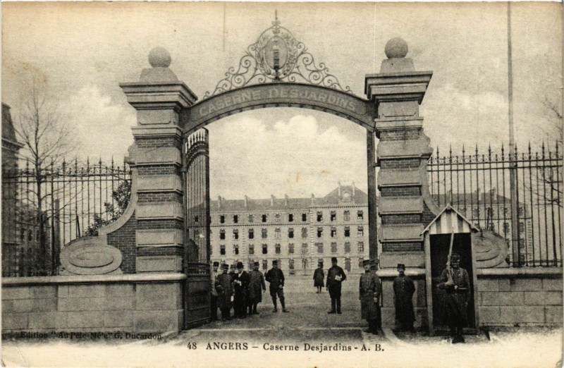 Carte postale ancienne Angers - Caserne Desjardins à Angers