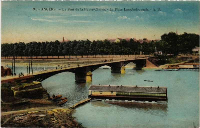 Carte postale ancienne Angers - Le Pont de la Haute-Chaine - La Place Larochefoucault à Angers