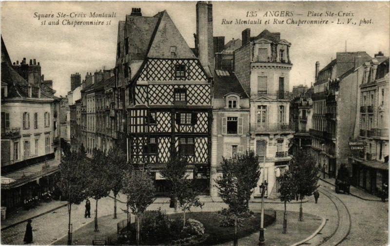 Carte postale ancienne Angers - Place Sainte-Croix - Rue Montault et Rue Chaperonniere à Angers