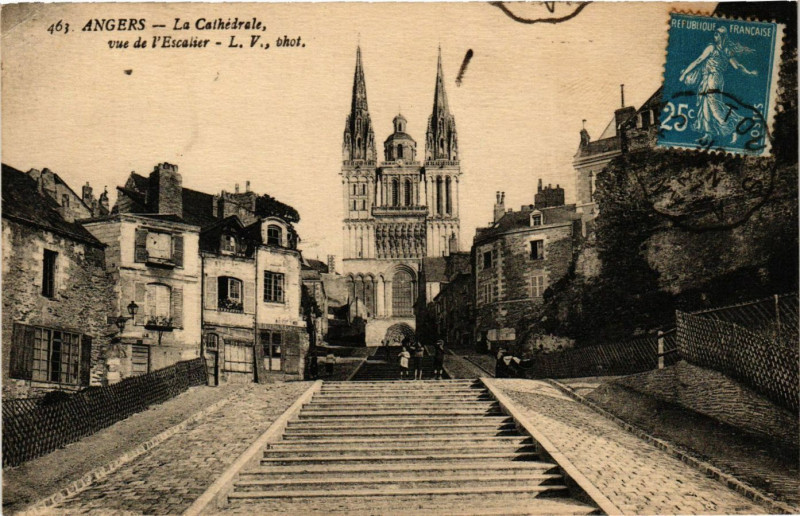 Carte postale ancienne Angers - Le Cathédrale vue de l'Escalier à Angers